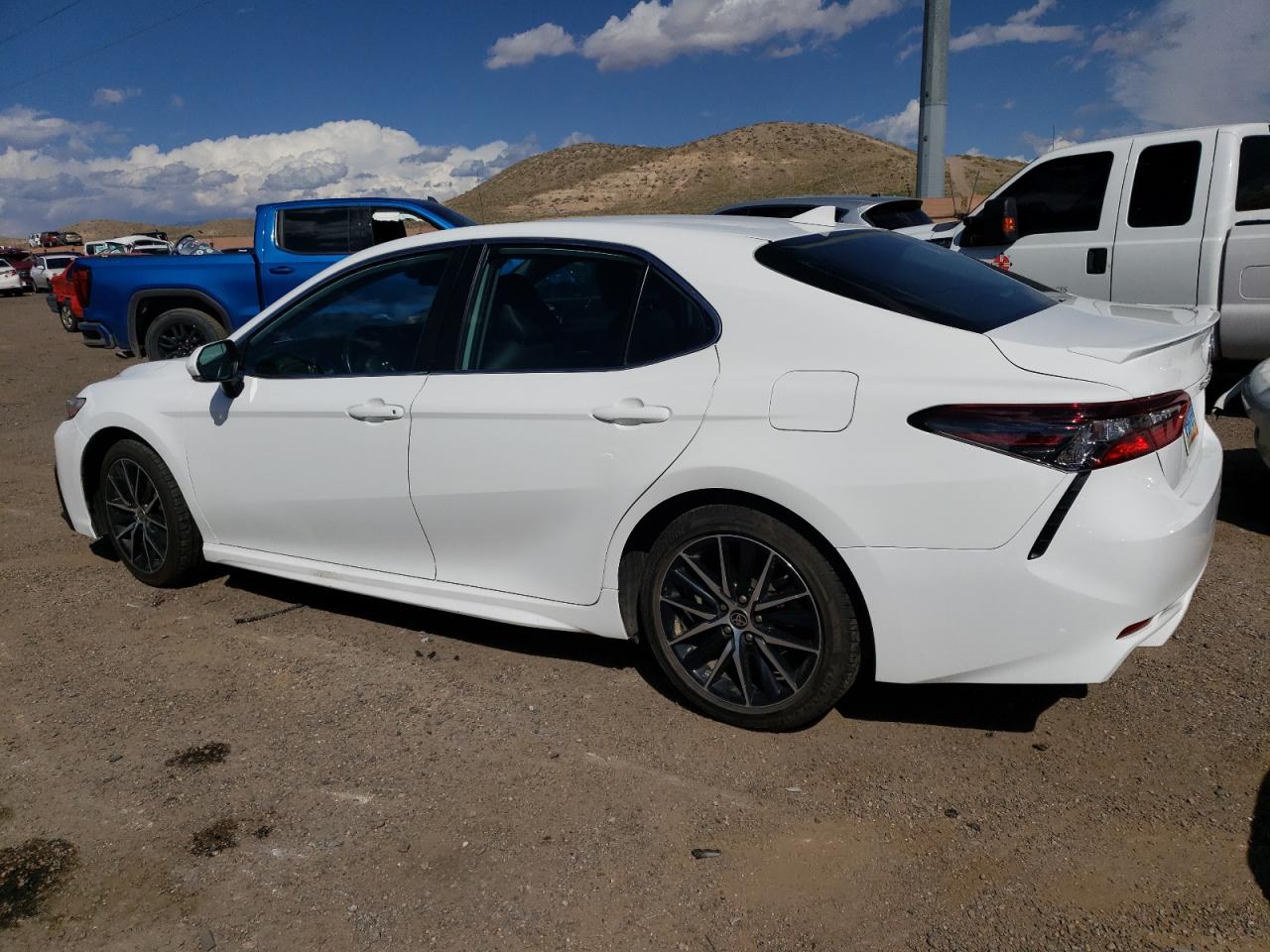 Obraz 2 z 2022 TOYOTA CAMRY SE 2022 z VIN 4T1G11AK9NU664004