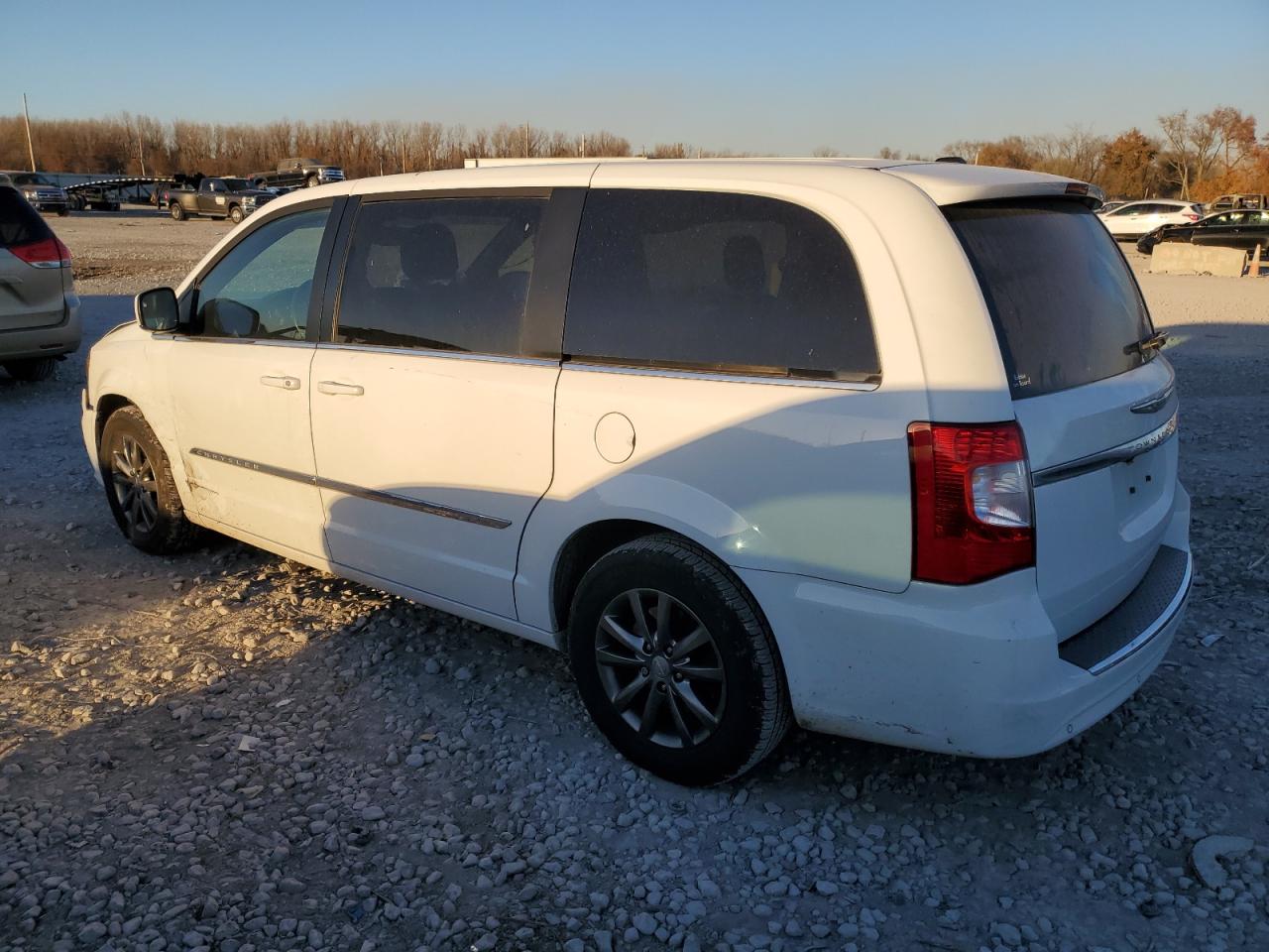 Изображение 2 2015 CHRYSLER TOWN & COUNTRY S 2015 с VIN 2C4RC1HG4FR596914