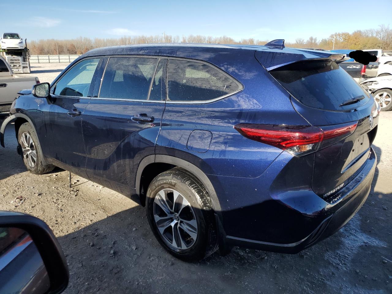 Image 2 of 2021 TOYOTA HIGHLANDER XLE 2021 with VIN 5TDHZRBH4MS071396