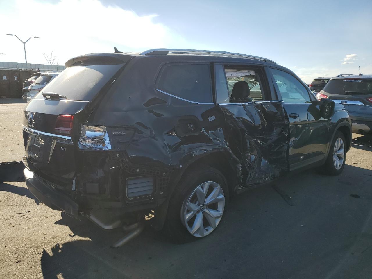 Image 3 of 2018 VOLKSWAGEN ATLAS SE 2018 with VIN 1V2DR2CA1JC521802