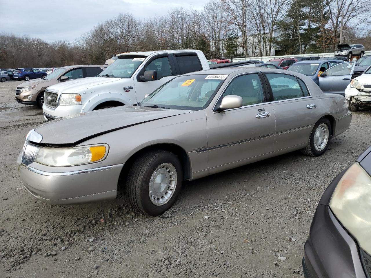 Image 1 of 2000 LINCOLN TOWN CAR EXECUTIVE 2000 with VIN 1LNHM81WXYY932725