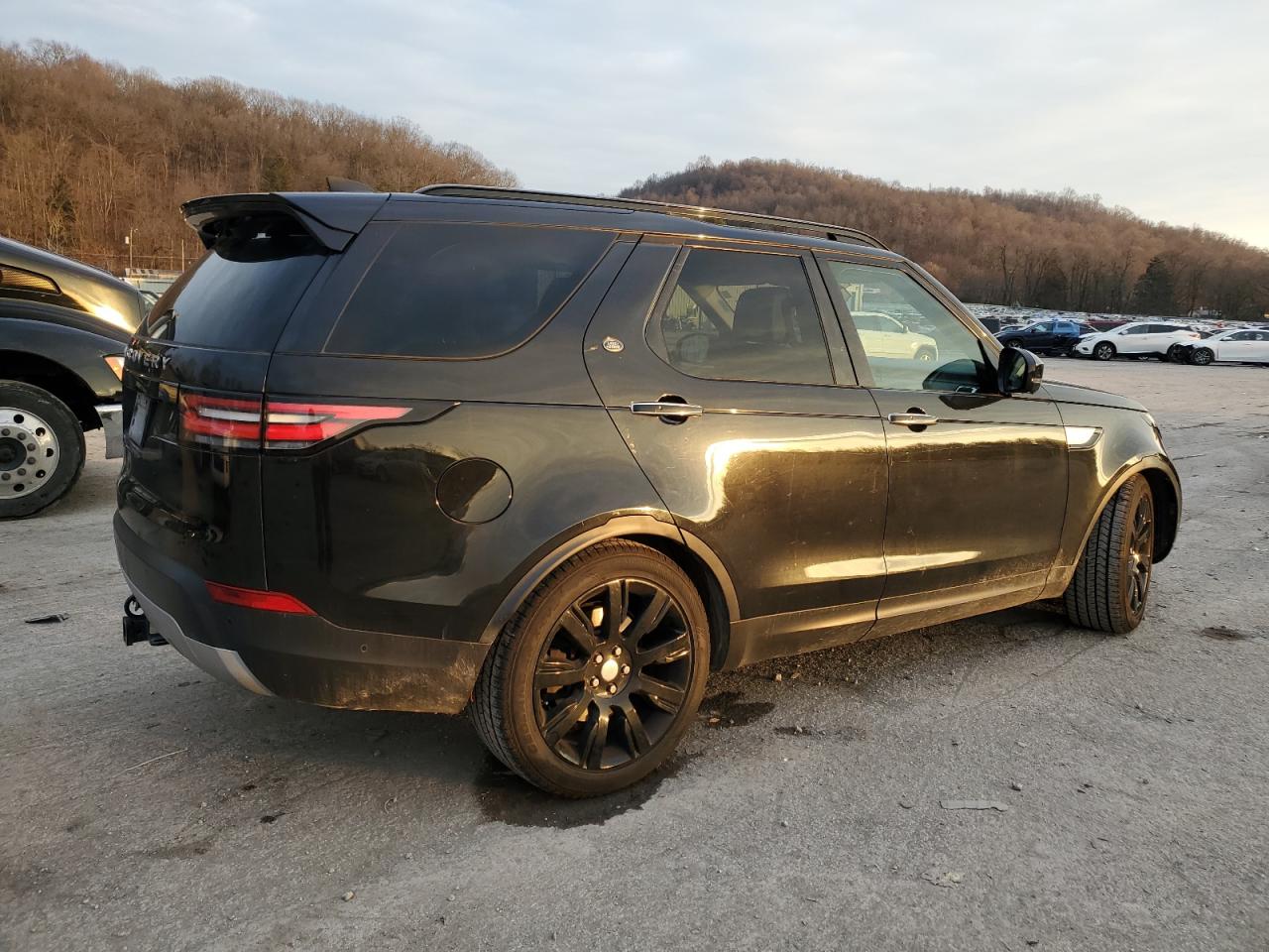 Obraz 3 z 2017 LAND ROVER DISCOVERY HSE LUXURY 2017 z VIN SALRHBBV4HA000229