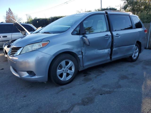 Toyota Sienna Le 2013 image