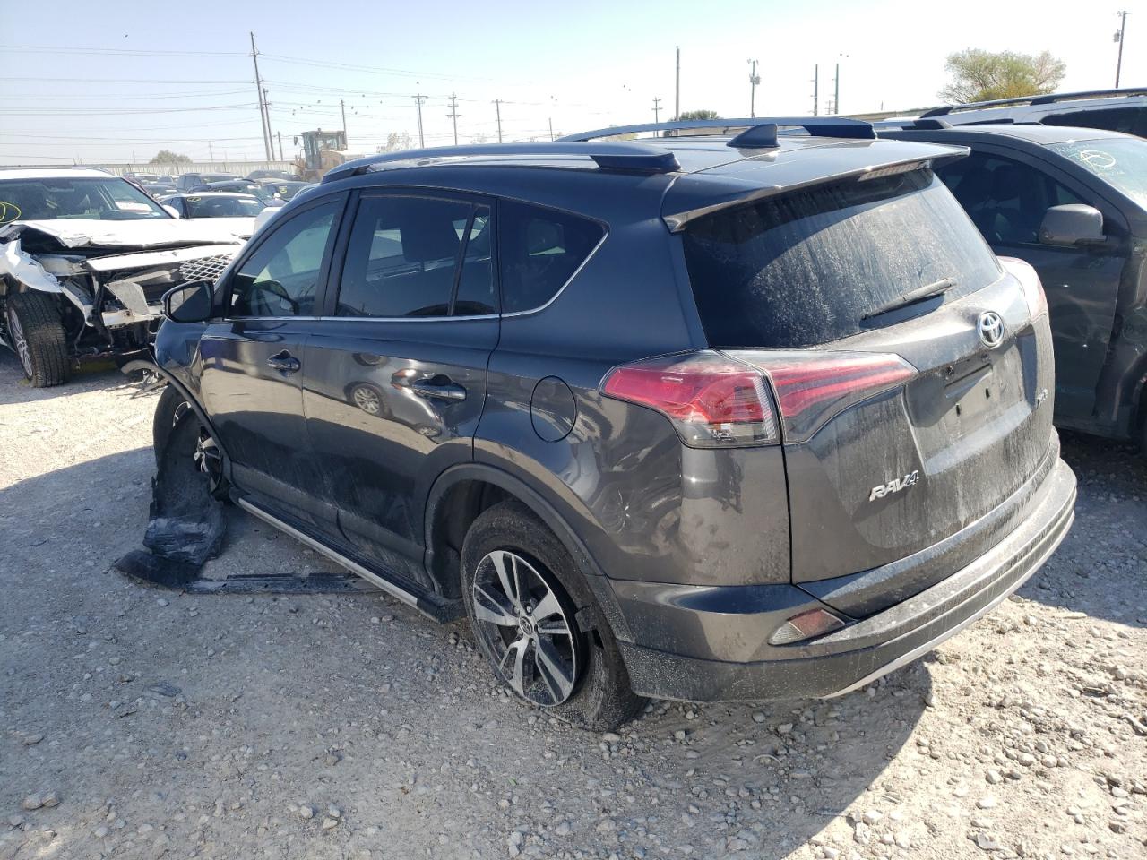 Изображение 2 2017 TOYOTA RAV4 XLE 2017 с VIN JTMWFREV5HD102903