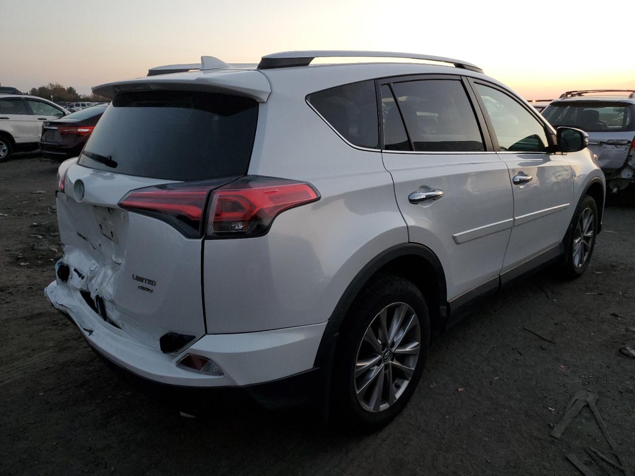Obraz 3 z 2016 TOYOTA RAV4 LIMITED 2016 z VIN 2T3DFREV9GW483258
