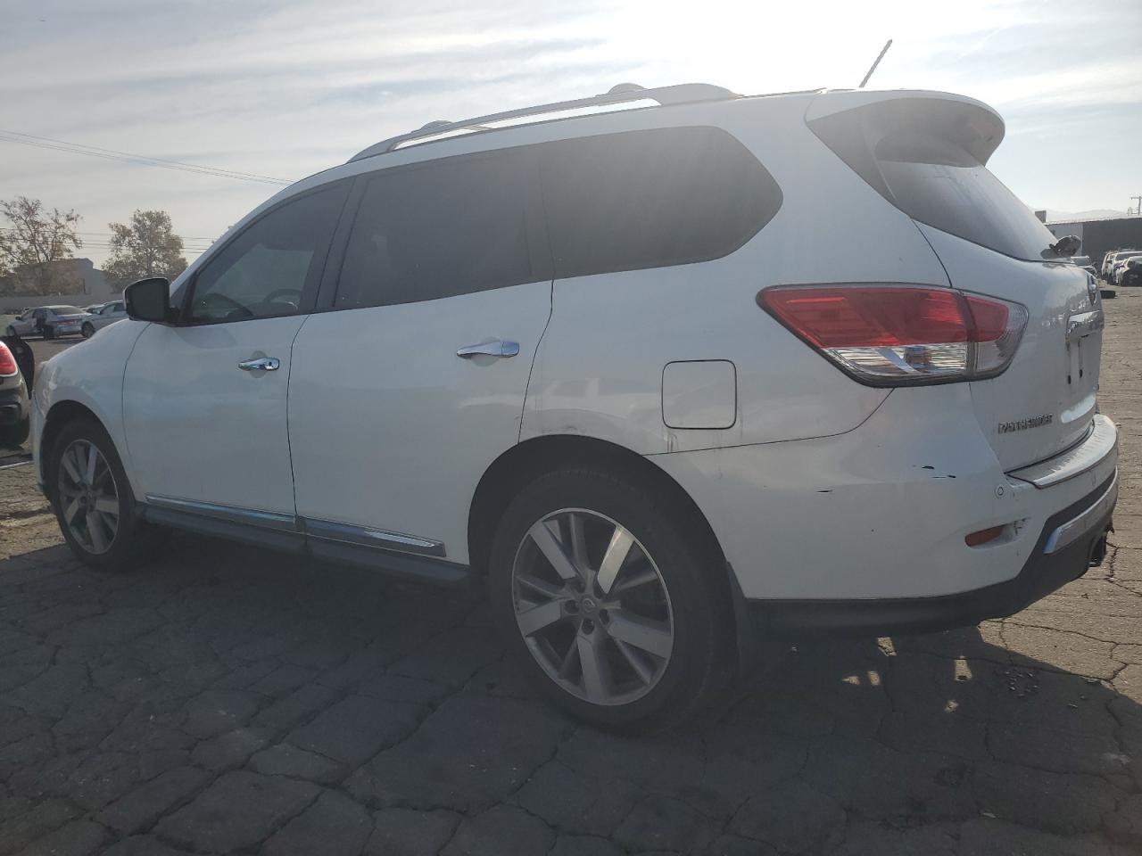 Image 2 of 2014 NISSAN PATHFINDER S 2014 with VIN 5N1AR2MM3EC631037