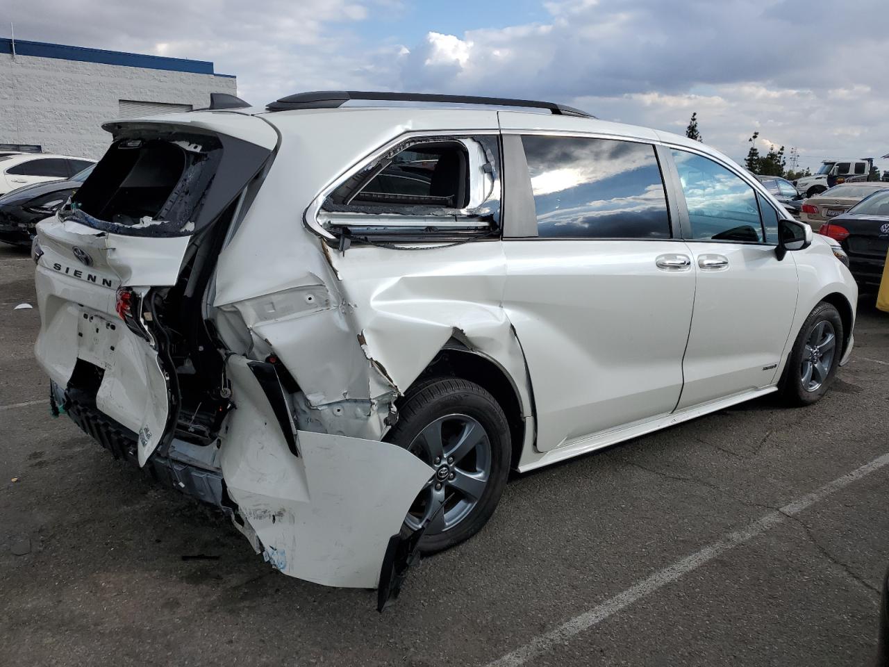 Изображение 3 2021 TOYOTA SIENNA XLE 2021 с VIN 5TDYRKEC7MS018781