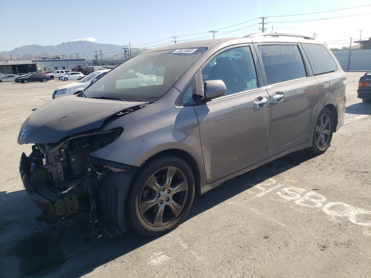 Image 1 of 2017 TOYOTA SIENNA SE 2017 with VIN 5TDXZ3DC3HS796553
