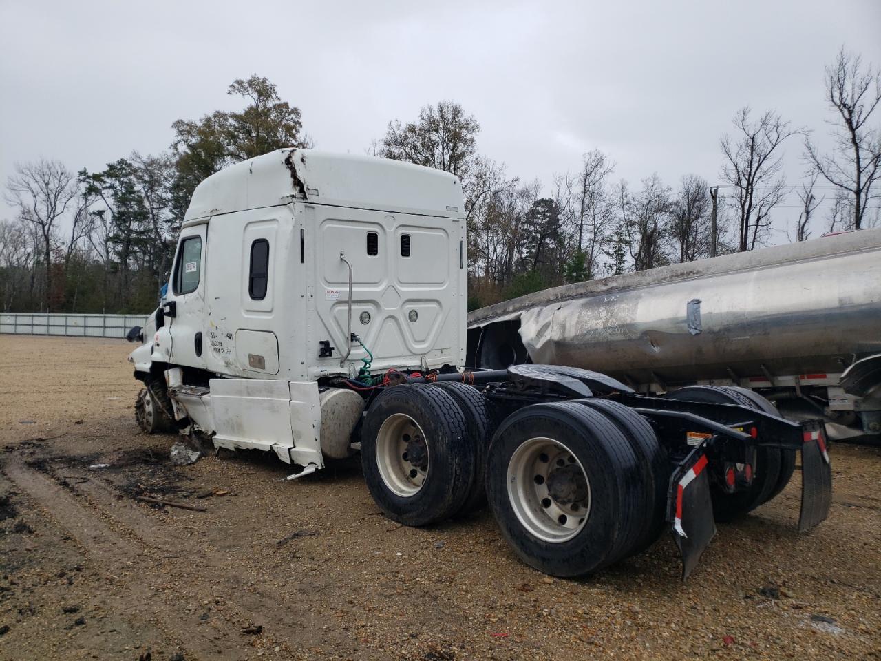 Image 3 of 2015 FREIGHTLINER CASCADIA 125  2015 with VIN 3AKJGLBG1FSGL6347