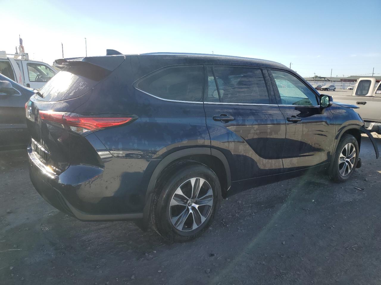 Изображение 3 2021 TOYOTA HIGHLANDER XLE 2021 с VIN 5TDHZRBH4MS071396