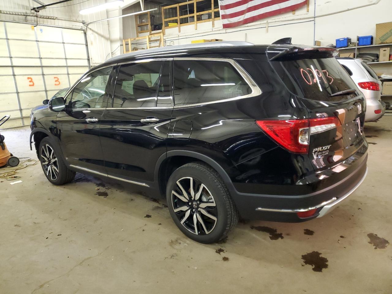 Image 2 of 2022 HONDA PILOT TOURING 2022 with VIN 5FNYF6H94NB009607