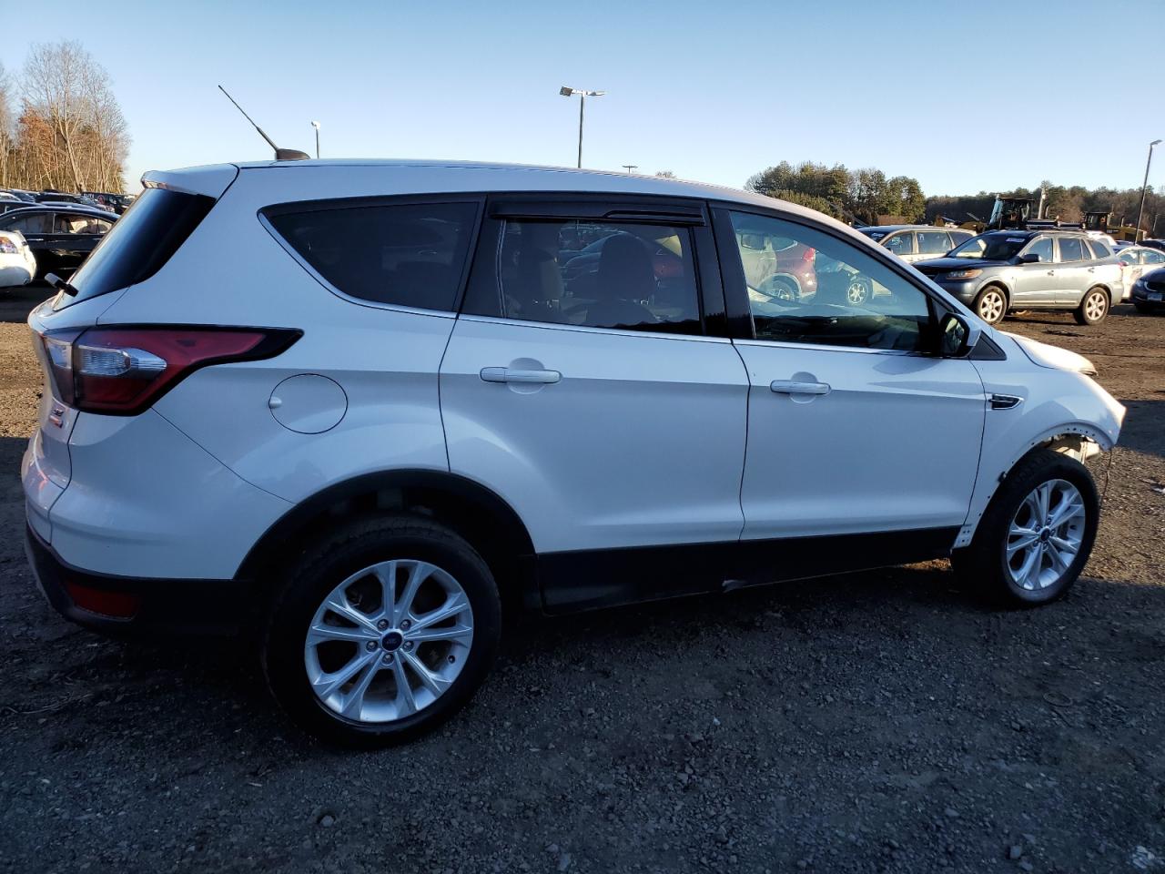Изображение 3 2017 FORD ESCAPE SE 2017 с VIN 1FMCU9GD3HUD03692
