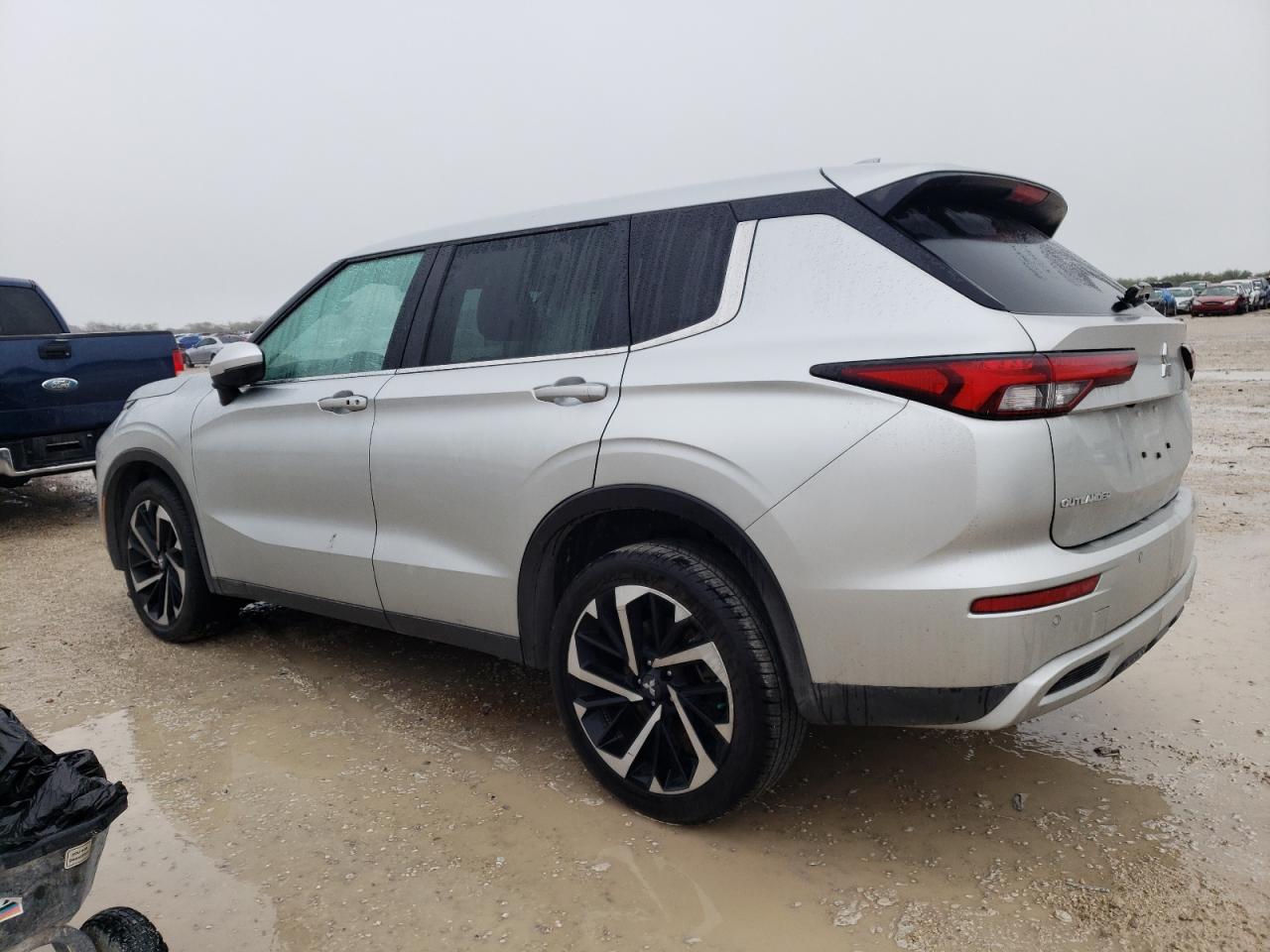 Изображение 2 2023 MITSUBISHI OUTLANDER SE 2023 с VIN JA4J3UA89PZ036647
