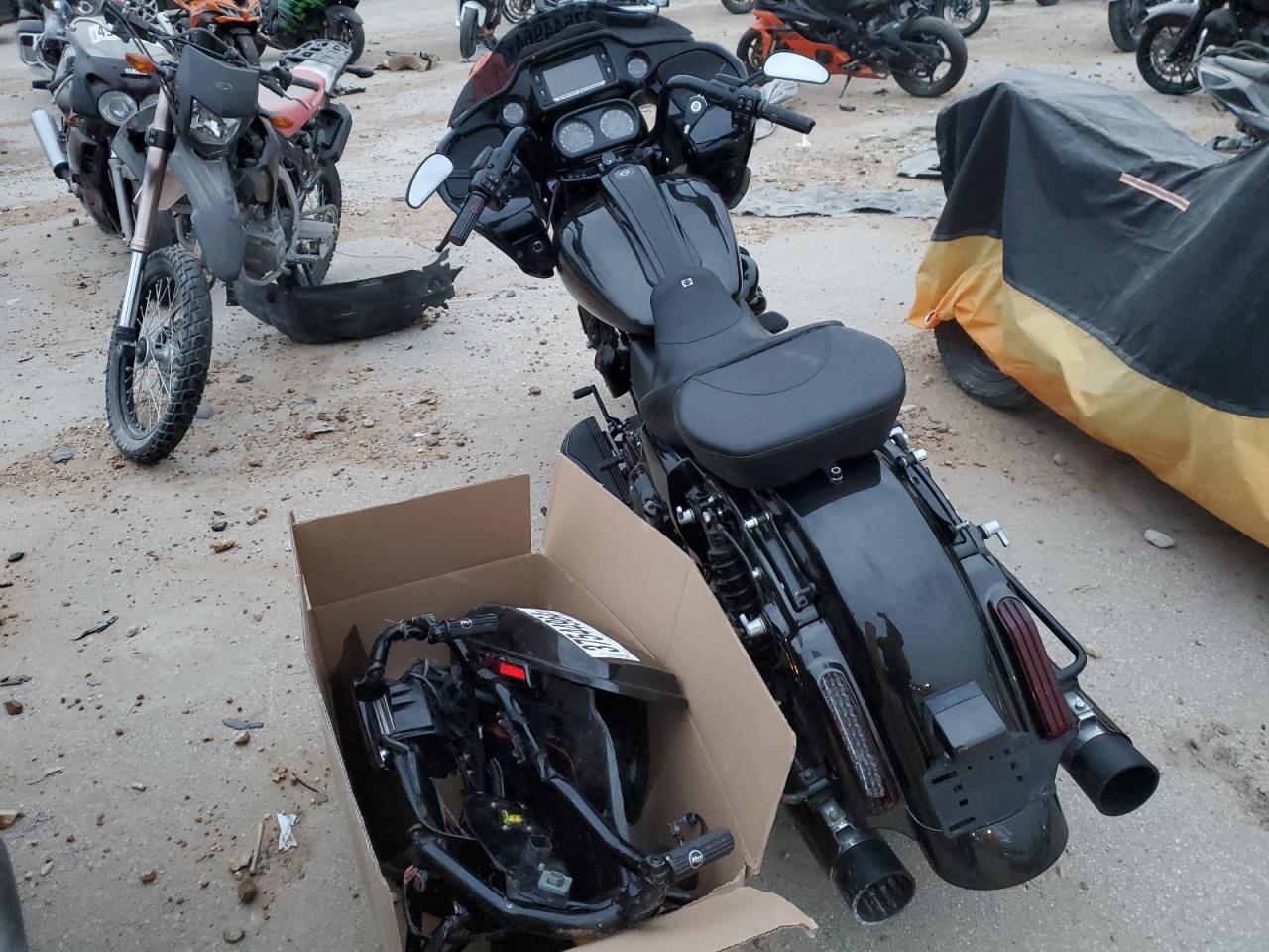 Image 3 of 2018 HARLEY-DAVIDSON FLTRXSE CVO ROAD GLIDE 2018 with VIN 1HD1TCL15JB953809
