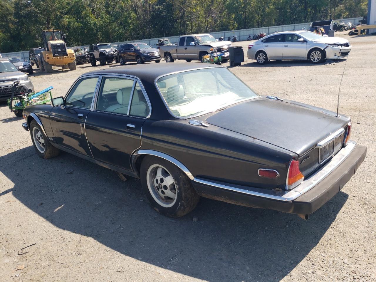 Image 2 of 1982 JAGUAR XJ6  1982 with VIN SAJAV1242CC344042