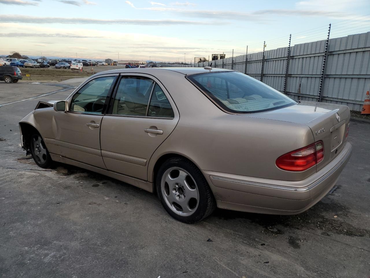 Obraz 2 z 2001 MERCEDES-BENZ E 430 2001 z VIN WDBJF70J21B271148