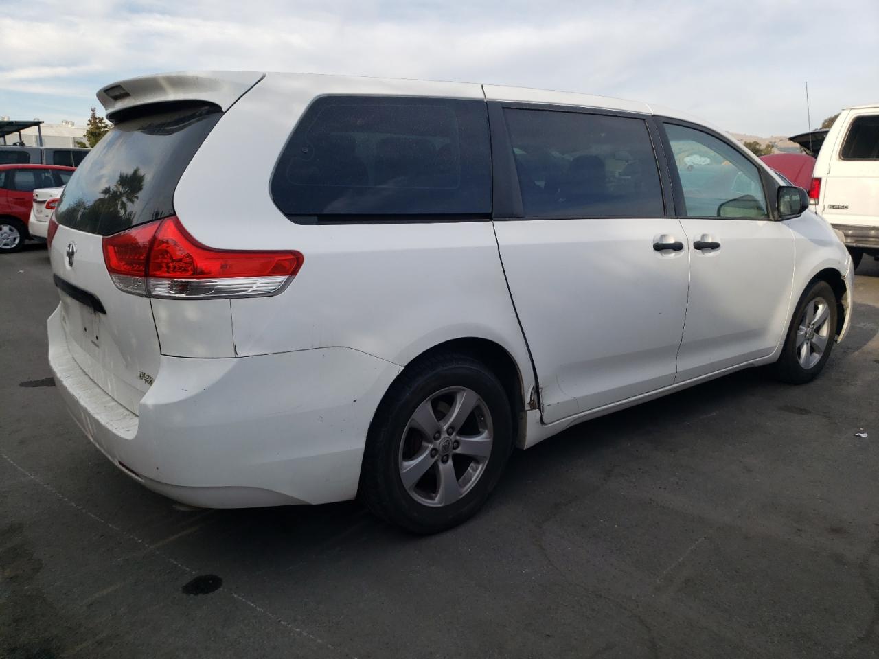 Image 3 of 2011 TOYOTA SIENNA  2011 with VIN 5TDZK3DCXBS033983