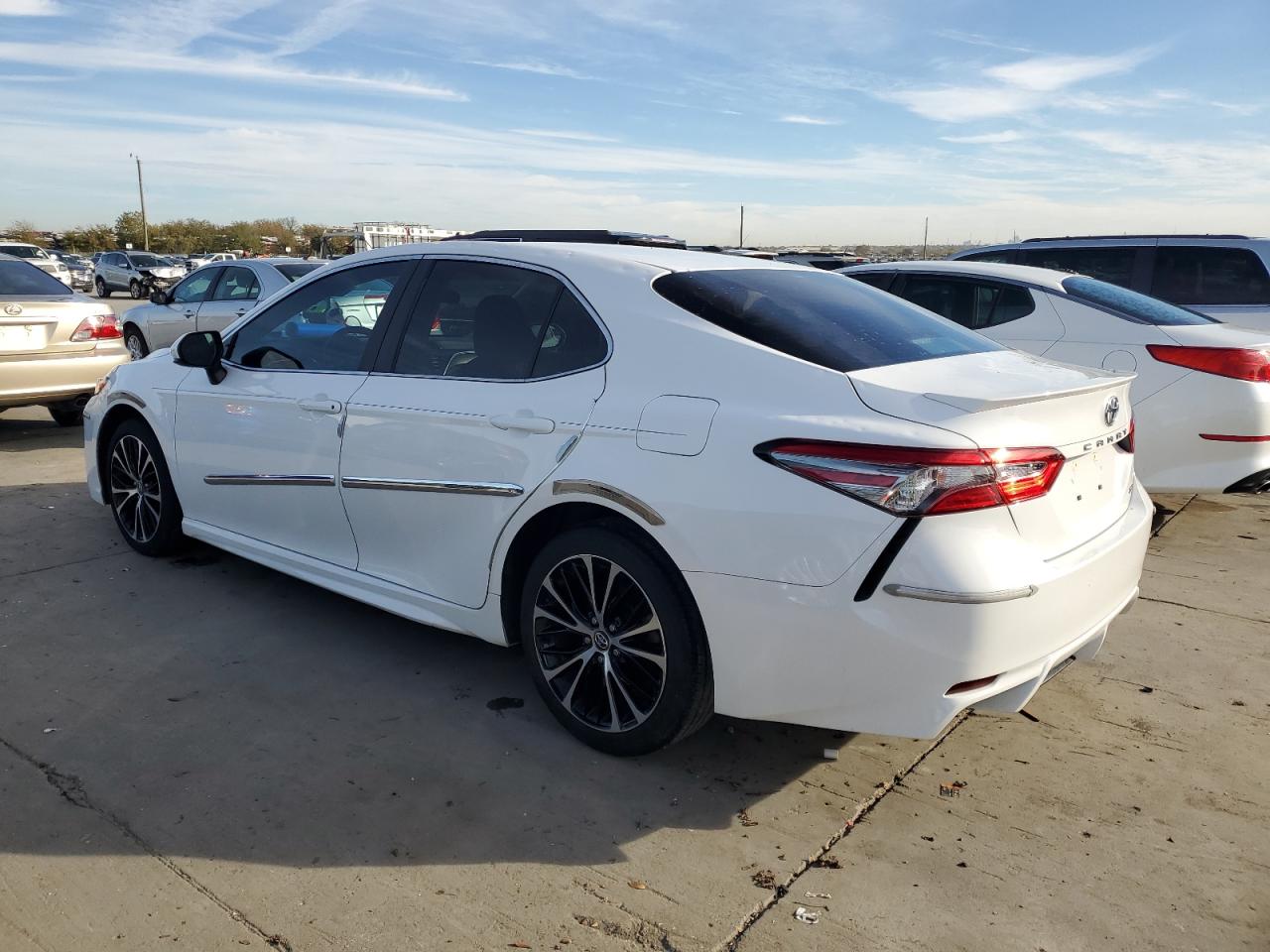 Obraz 2 z 2018 TOYOTA CAMRY L 2018 z VIN 4T1B11HK2JU056464