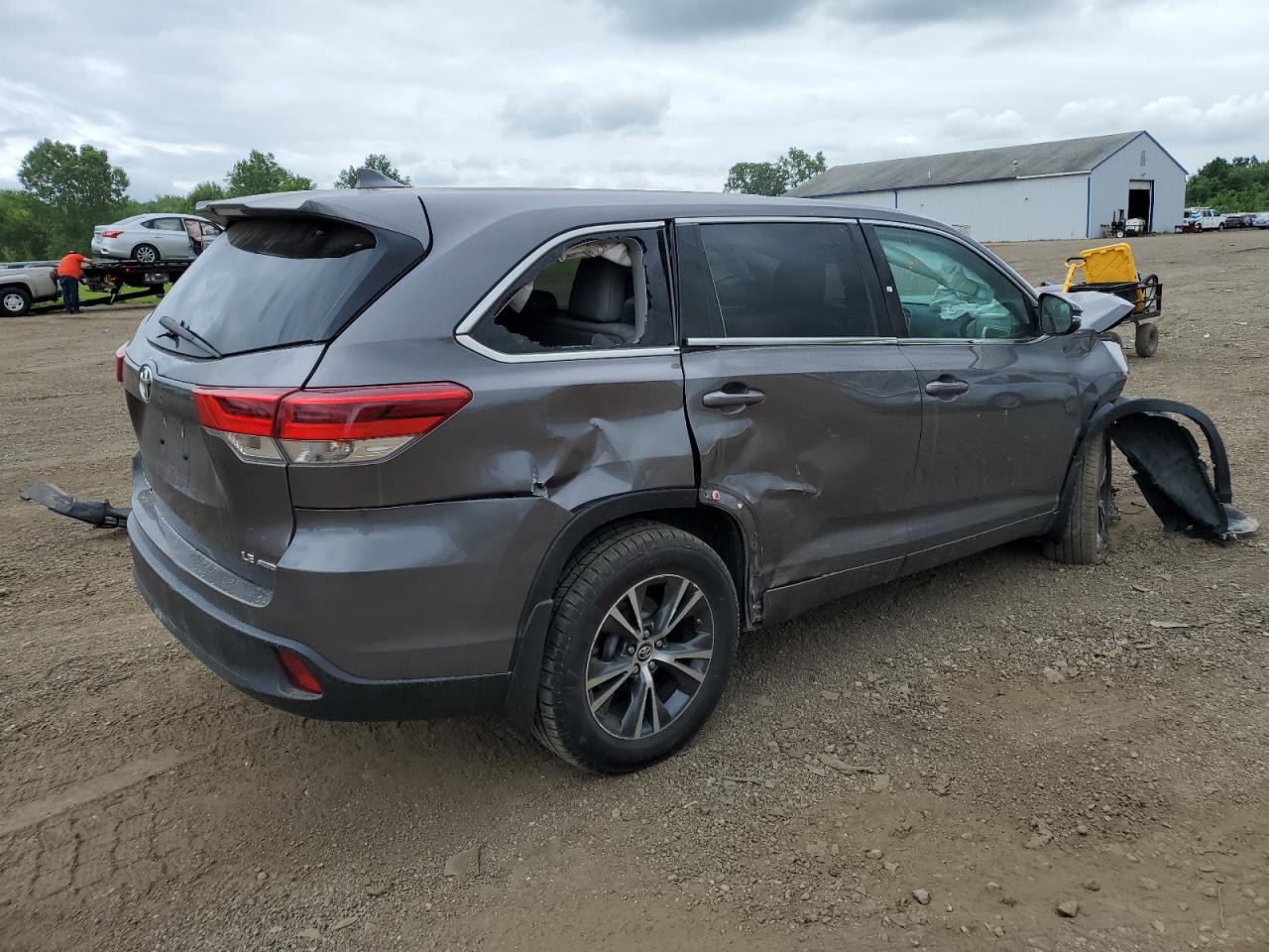 Obraz 3 z 2018 TOYOTA HIGHLANDER LE 2018 z VIN 5TDBZRFH2JS819073