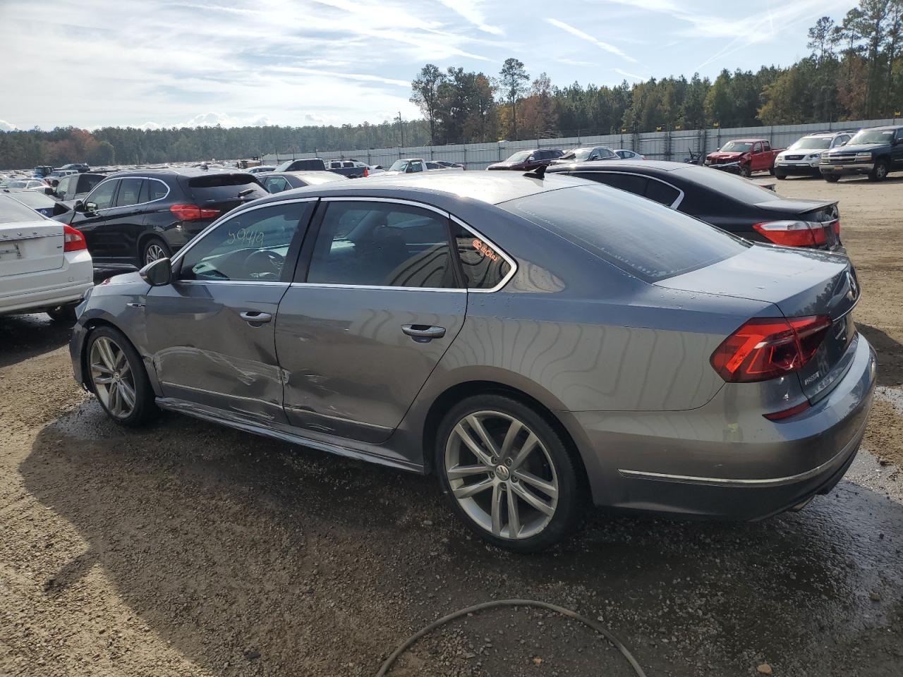Изображение 2 2017 VOLKSWAGEN PASSAT R-LINE 2017 с VIN 1VWDT7A35HC028359
