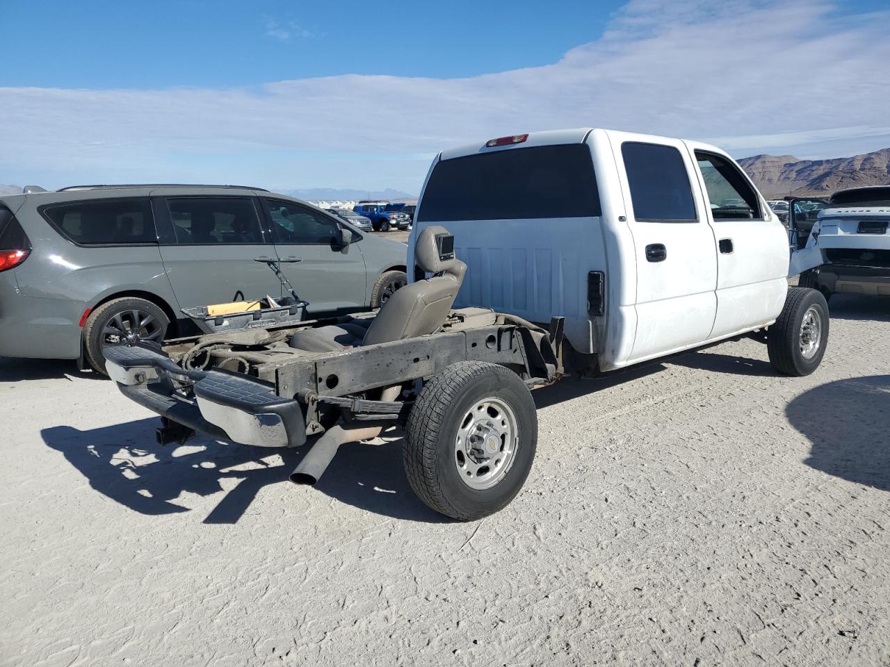 Image 3 of 2005 CHEVROLET SILVERADO C2500 HEAVY DUTY 2005 with VIN 1GCHC23U85F822506
