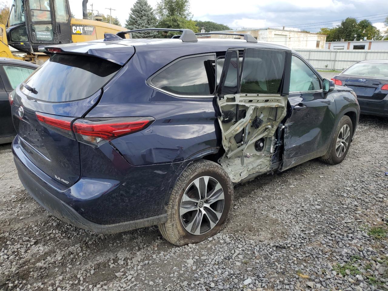 Image 3 of 2021 TOYOTA HIGHLANDER XLE 2021 with VIN 5TDGZRBH6MS531508