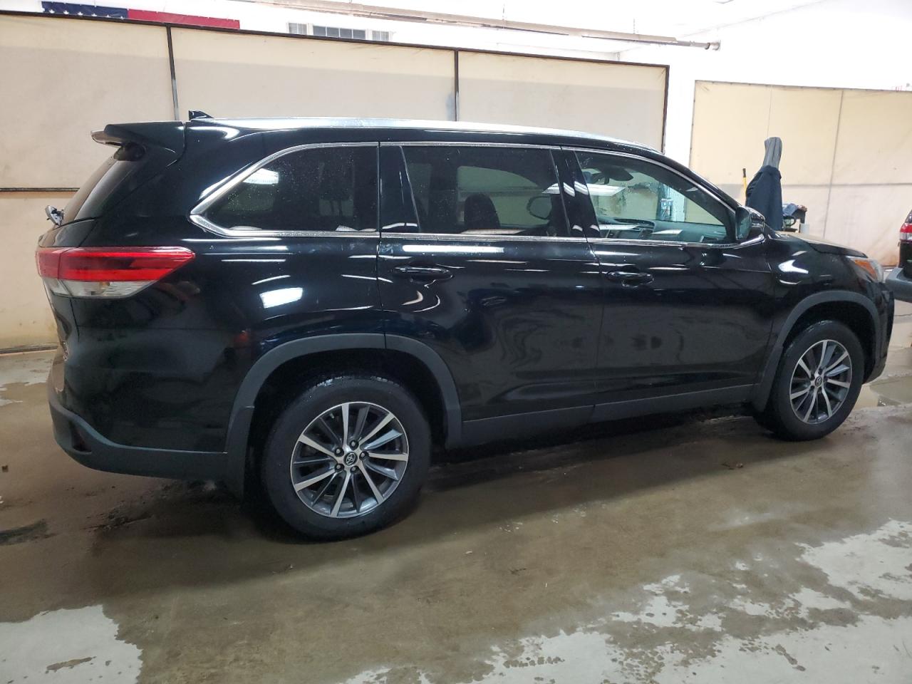 Image 3 of 2019 TOYOTA HIGHLANDER SE 2019 with VIN 5TDJZRFH2KS619646
