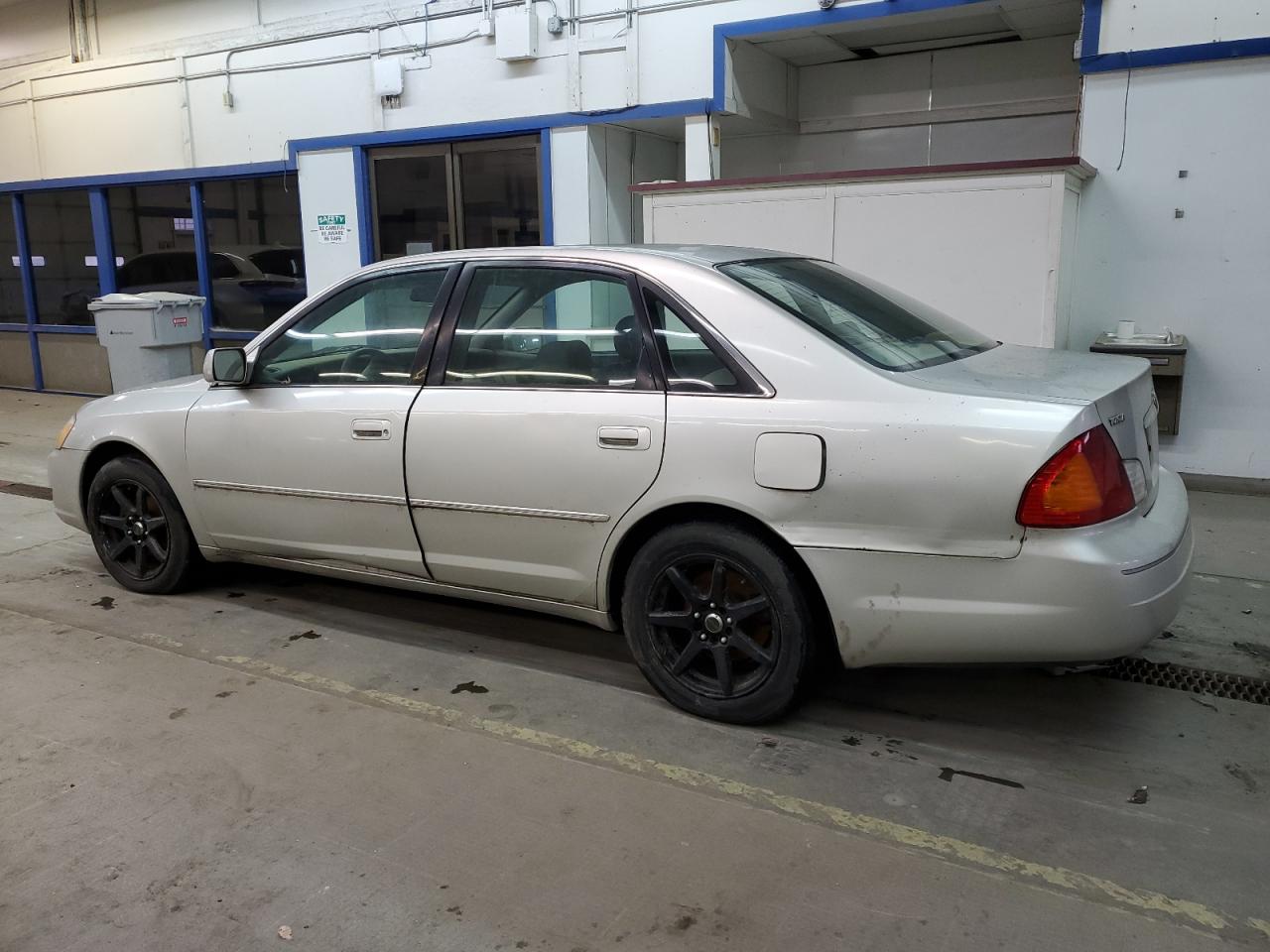 Image 2 of 2000 TOYOTA AVALON XL 2000 with VIN 4T1BF28B7YU050595