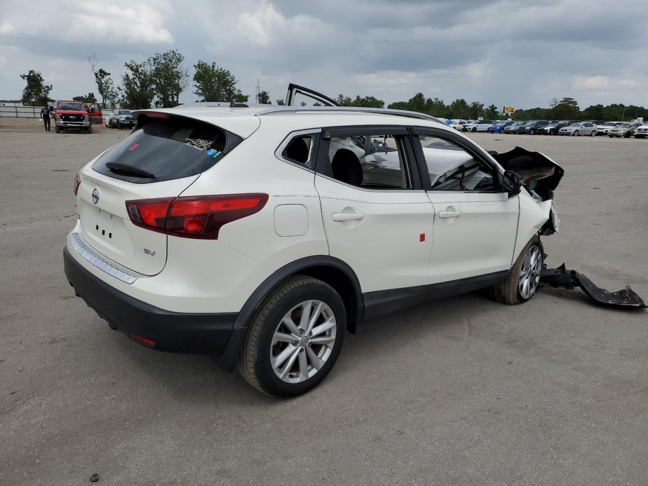 Изображение 3 Nissan Rogue Sport S 2018 с VIN JN1BJ1CPXJW104775