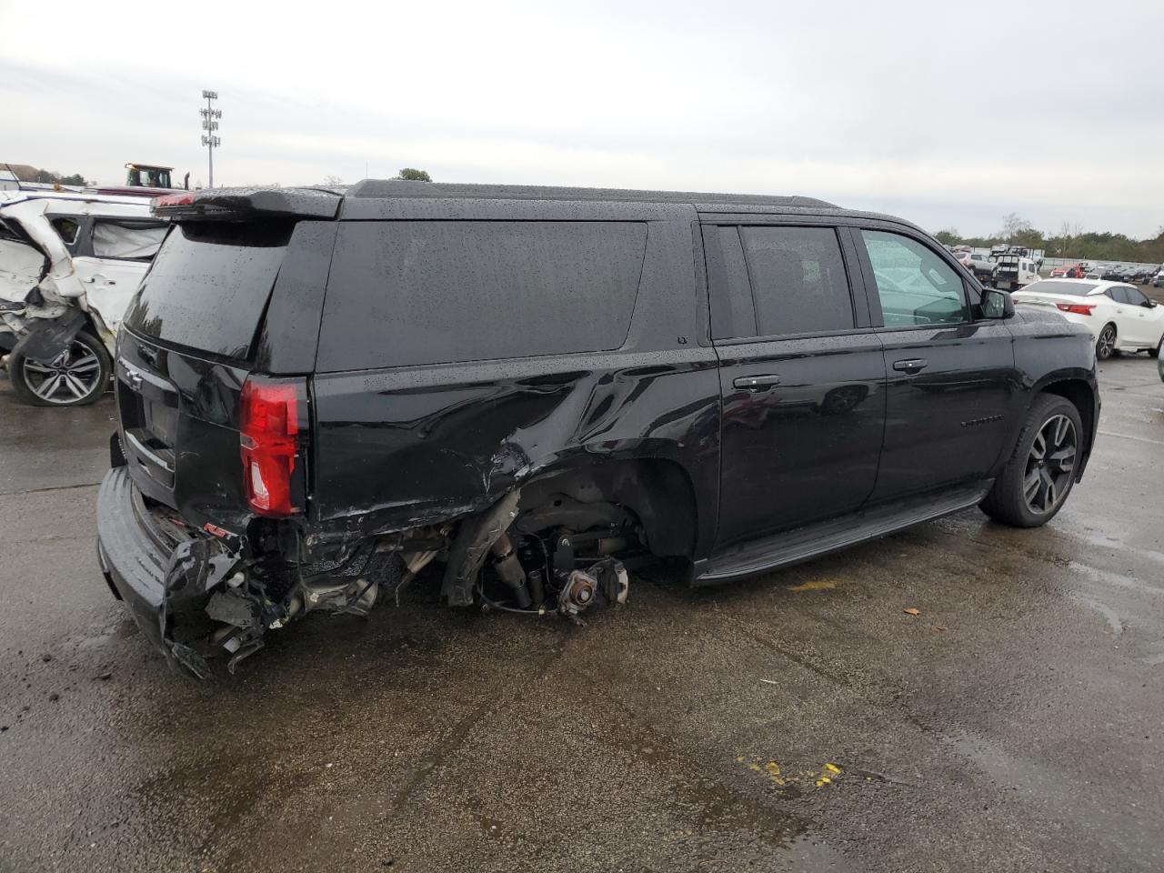 Image 3 of 2019 CHEVROLET SUBURBAN K1500 LT 2019 with VIN 1GNSKHKC7KR335870