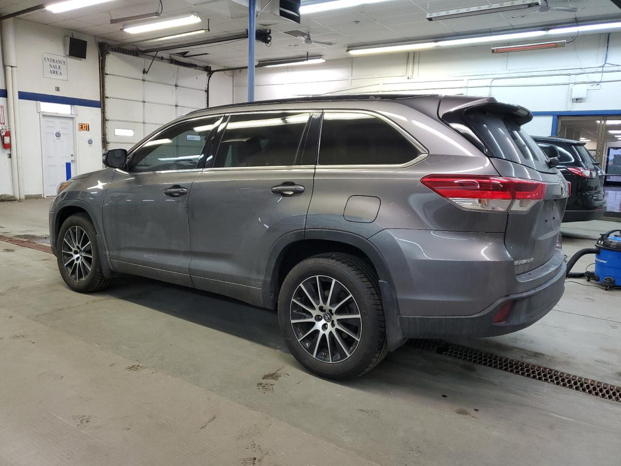 Image 2 of 2018 TOYOTA HIGHLANDER SE 2018 with VIN 5TDJZRFH8JS870024