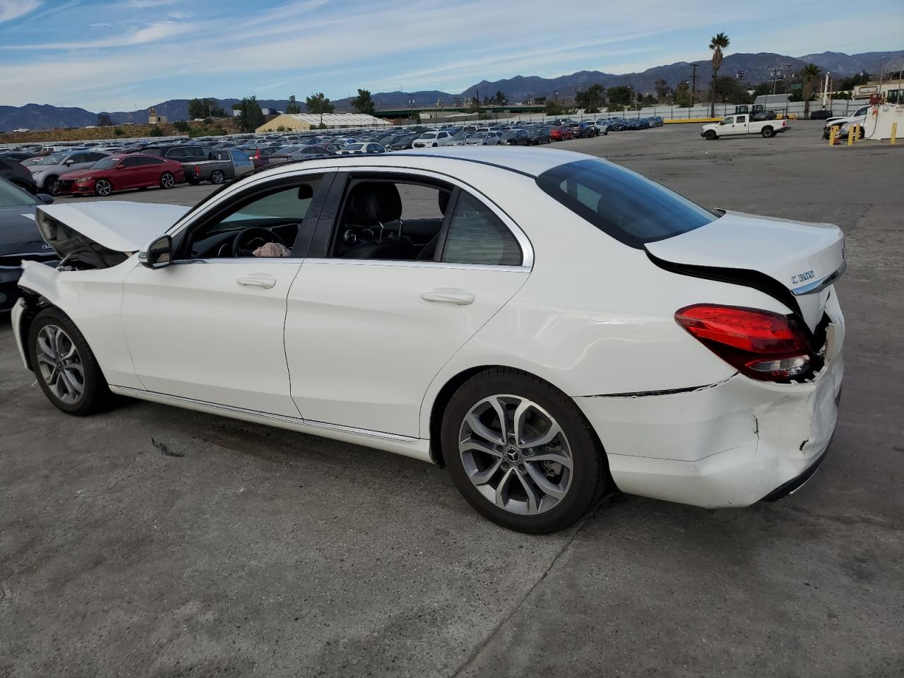 Изображение 2 2018 MERCEDES-BENZ C 300 2018 с VIN 55SWF4JB4JU254358