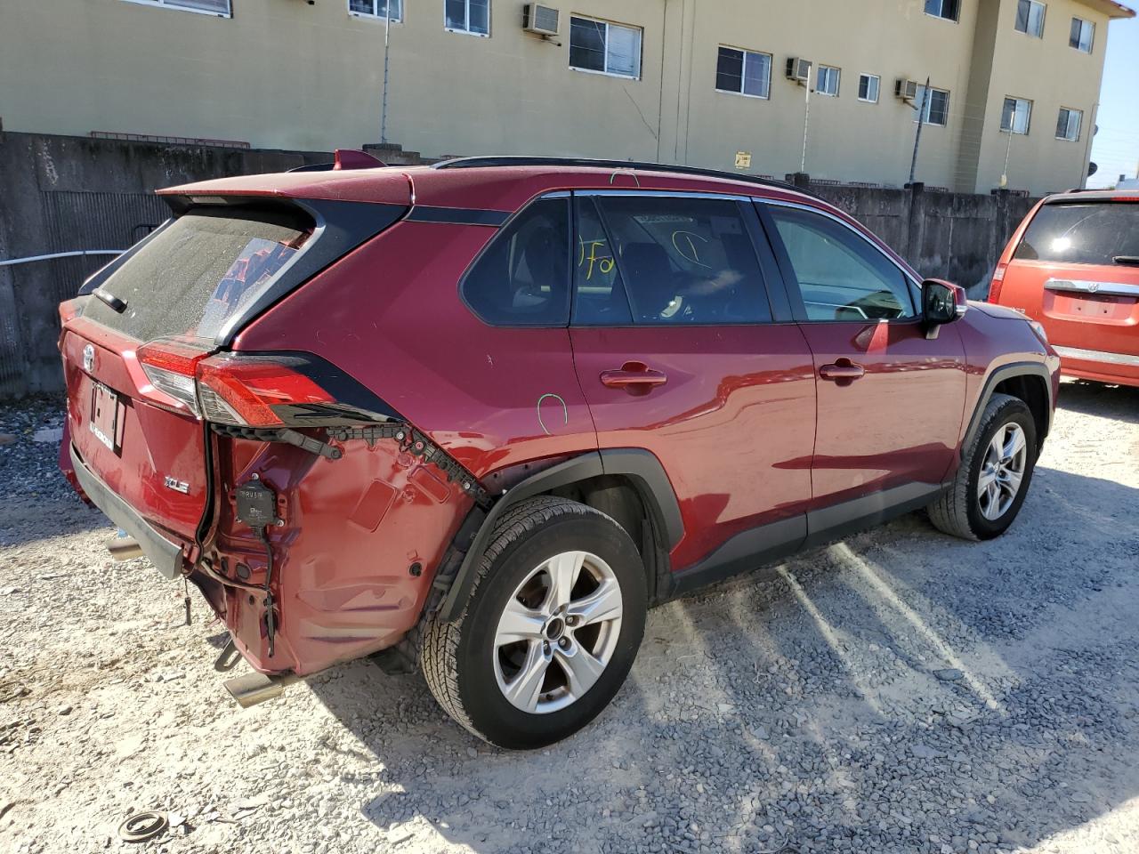Obraz 3 z 2021 TOYOTA RAV4 XLE 2021 z VIN JTMW1RFV5MD065780