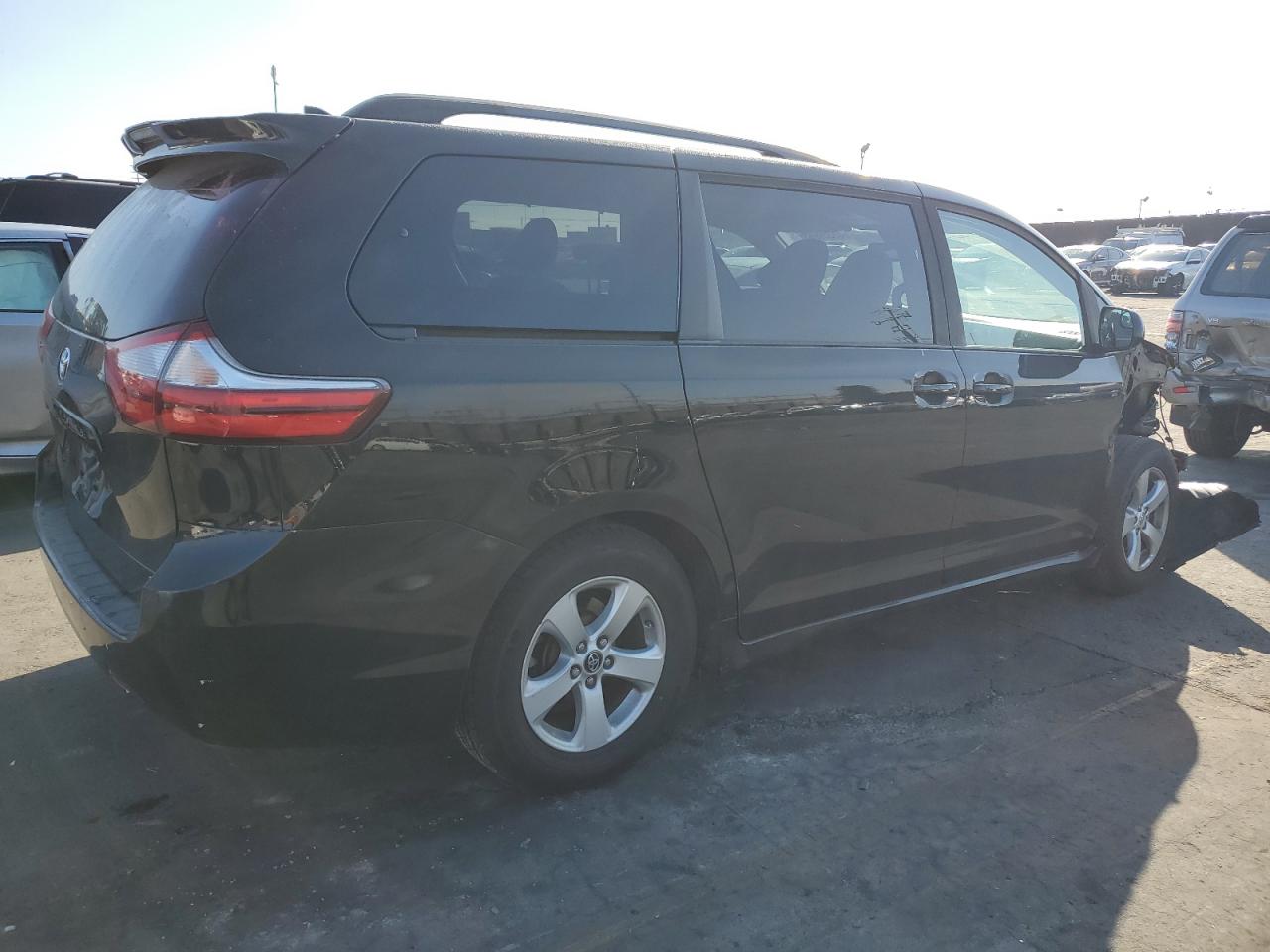 Изображение 3 2018 TOYOTA SIENNA LE 2018 с VIN 5TDKZ3DC8JS964994