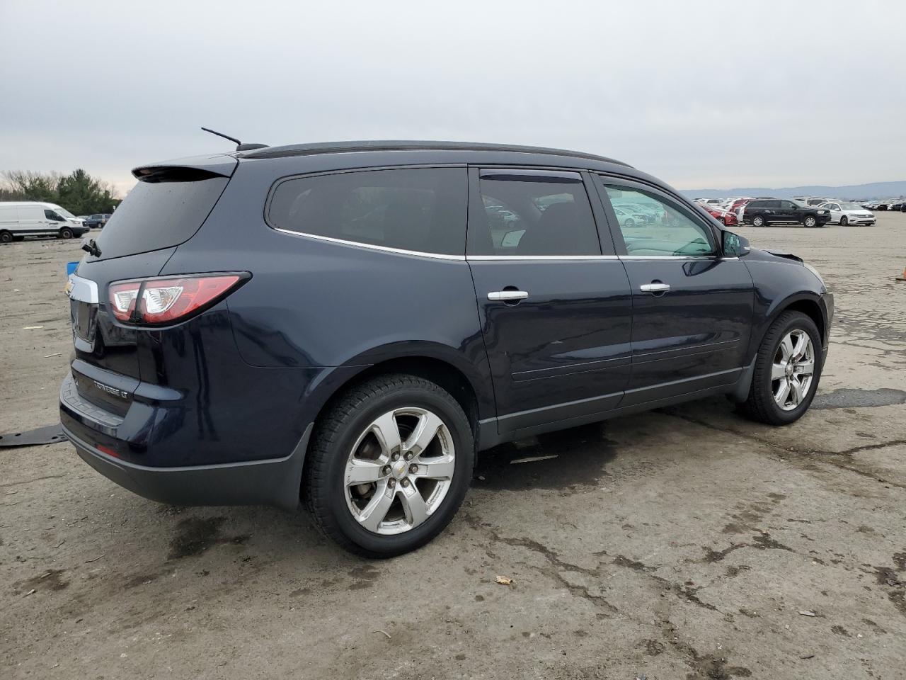 Obraz 3 z 2016 CHEVROLET TRAVERSE LT 2016 z VIN 1GNKVGKD4GJ334627