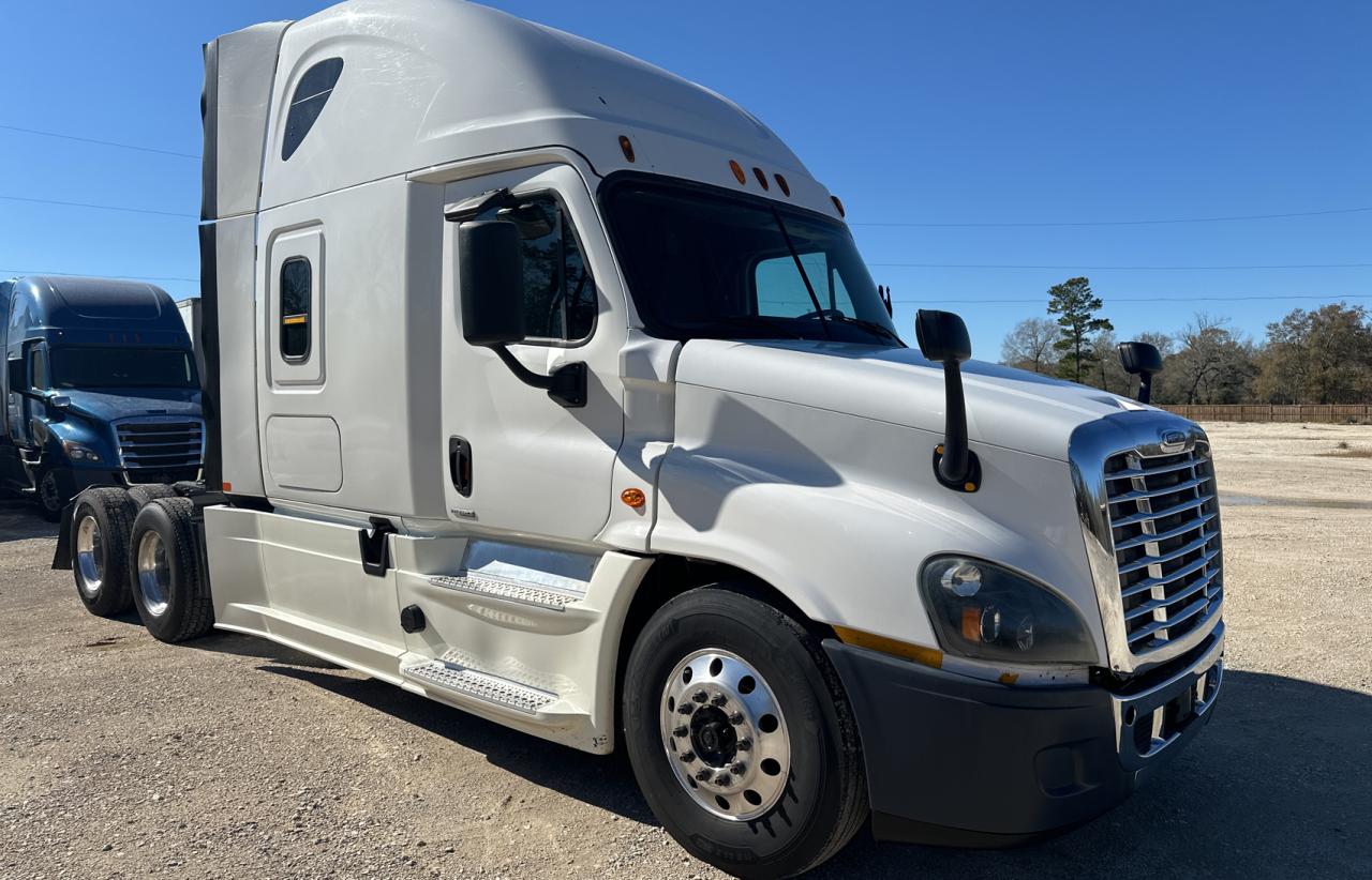 Image 2 of 2015 FREIGHTLINER CASCADIA 125  2015 with VIN 3AKJGLD55FSGP4031