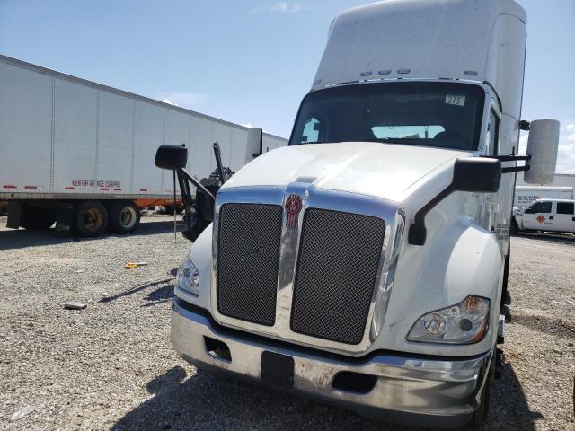 Image 2 of 2018 KENWORTH CONSTRUCTION T680 2018 with VIN 1XKYDP9X9JJ217319