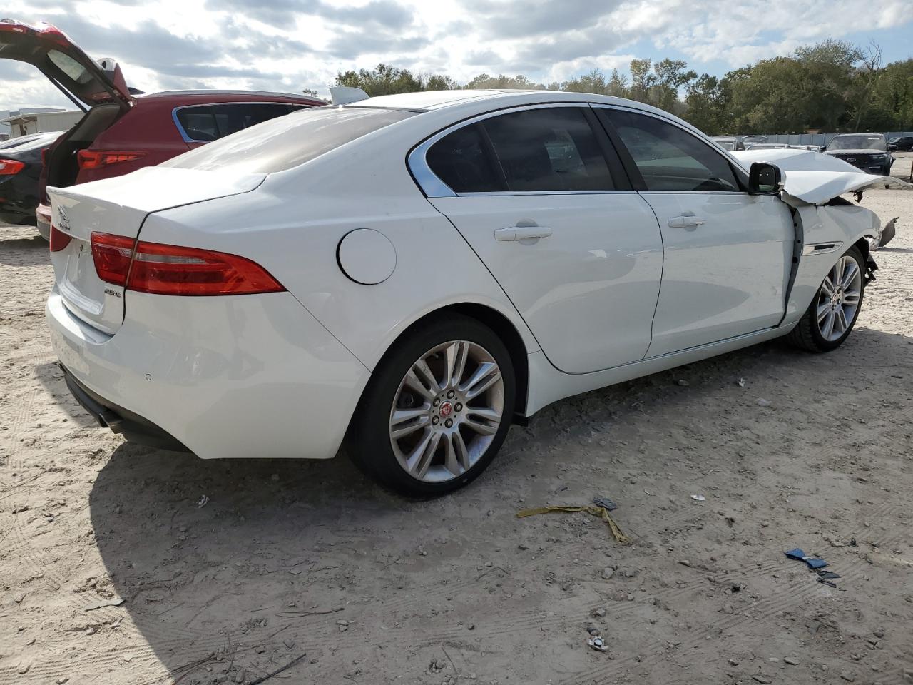 Obraz 3 z 2019 JAGUAR XE PREMIUM 2019 z VIN SAJAD4FX5KCP49383