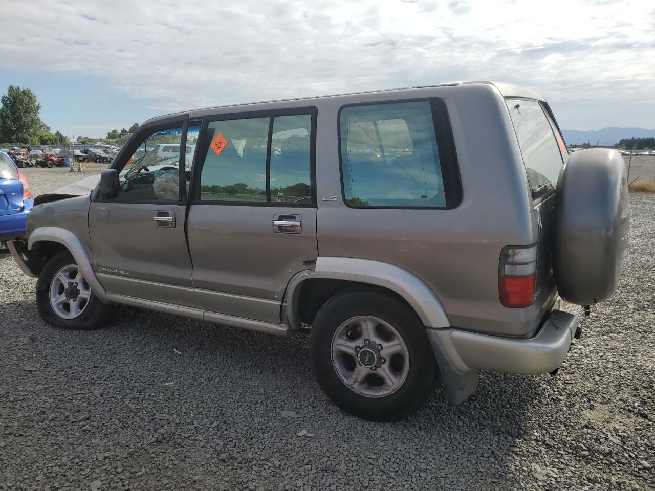 Image 2 of 2002 ISUZU TROOPER S 2002 with VIN JACDJ58XX27J04419