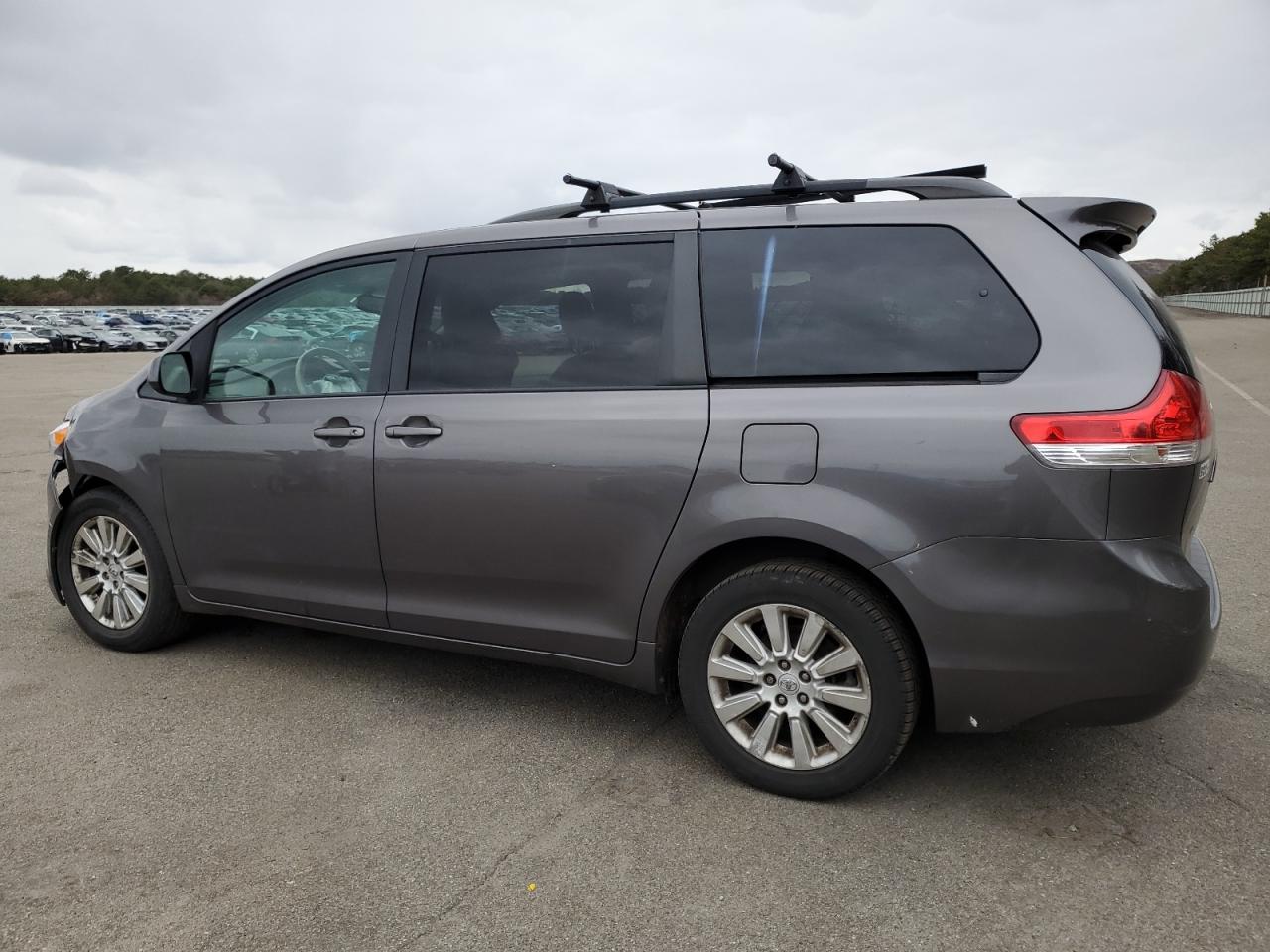 Obraz 2 z 2011 TOYOTA SIENNA XLE 2011 z VIN 5TDDK3DC5BS024179