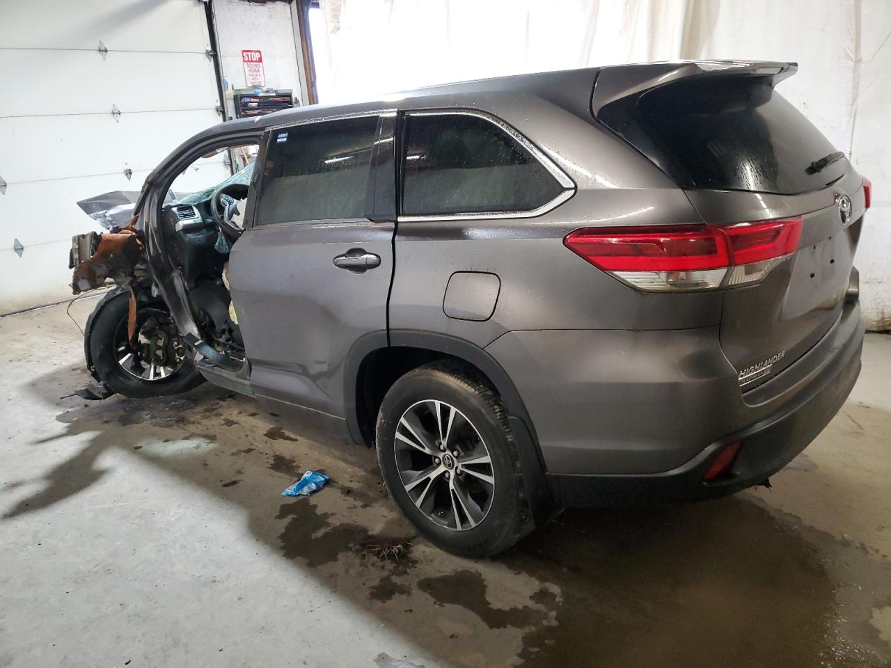 Изображение 2 2018 TOYOTA HIGHLANDER LE 2018 с VIN 5TDBZRFH0JS880941