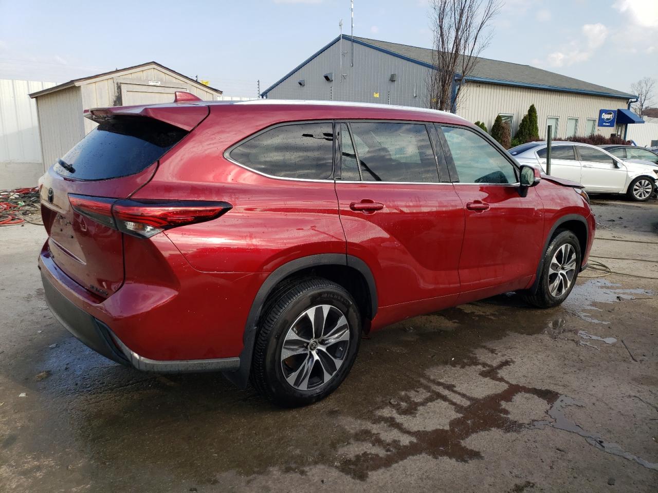 Image 3 of 2021 TOYOTA HIGHLANDER XLE 2021 with VIN 5TDGZRBH1MS127807