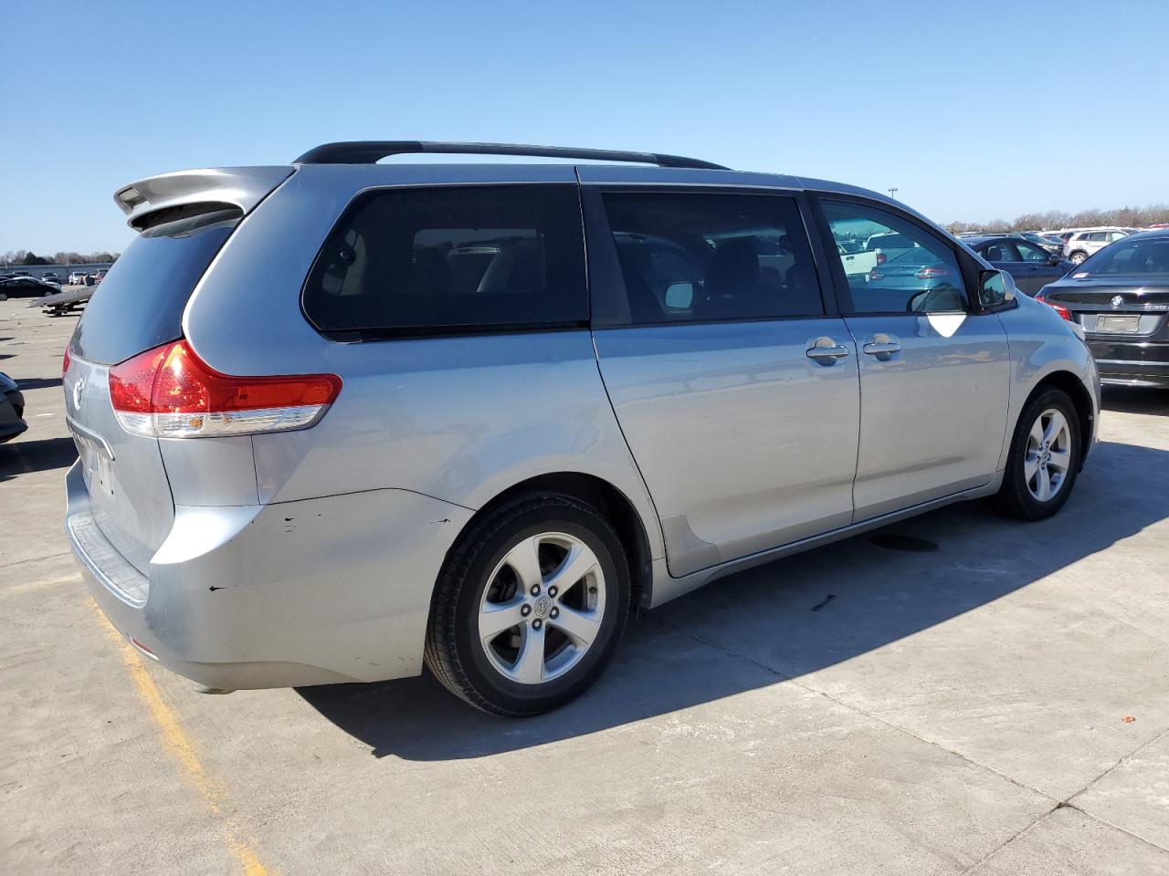 Image 3 of 2011 TOYOTA SIENNA LE 2011 with VIN 5TDKK3DC4BS093775
