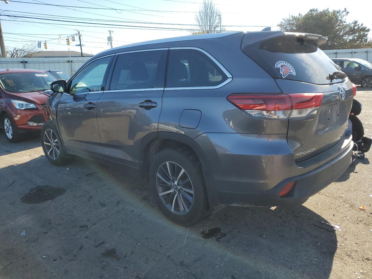 Image 2 of 2018 TOYOTA HIGHLANDER SE 2018 with VIN 5TDJZRFH9JS902060