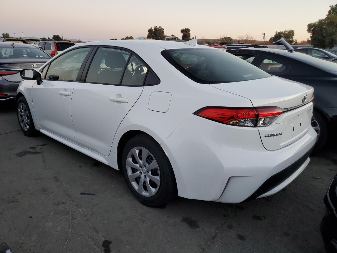 Obraz 2 z 2022 TOYOTA COROLLA LE 2022 z VIN JTDEPMAE2N3033820