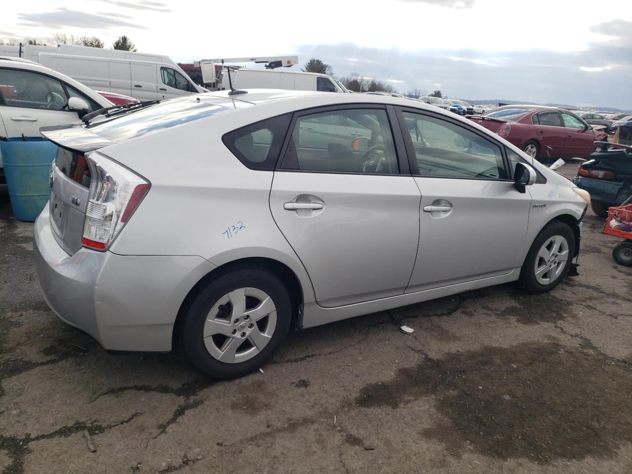 Image 3 of 2011 TOYOTA PRIUS  2011 with VIN JTDKN3DU4B0274104