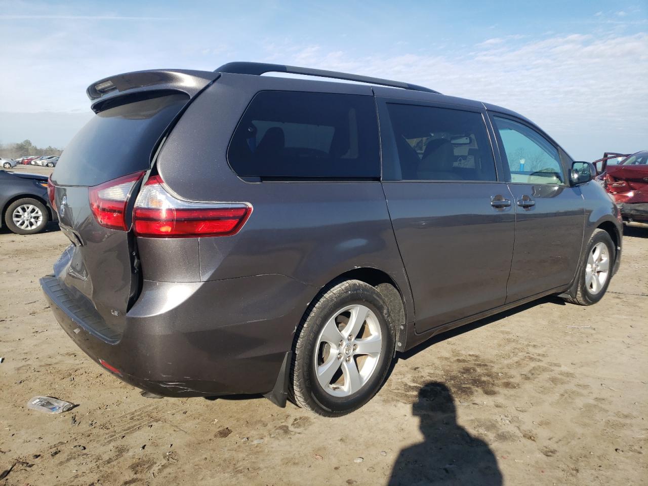 Obraz 3 z 2017 TOYOTA SIENNA LE 2017 z VIN 5TDKZ3DC2HS769208