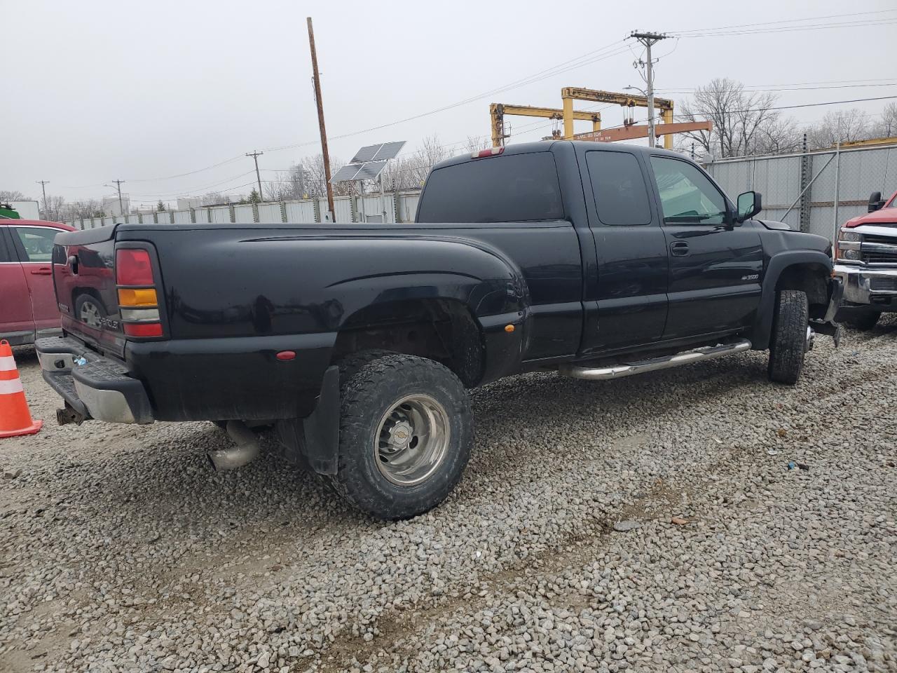 Image 3 of 2002 CHEVROLET SILVERADO K3500 2002 with VIN 1GCJK39G72E256626