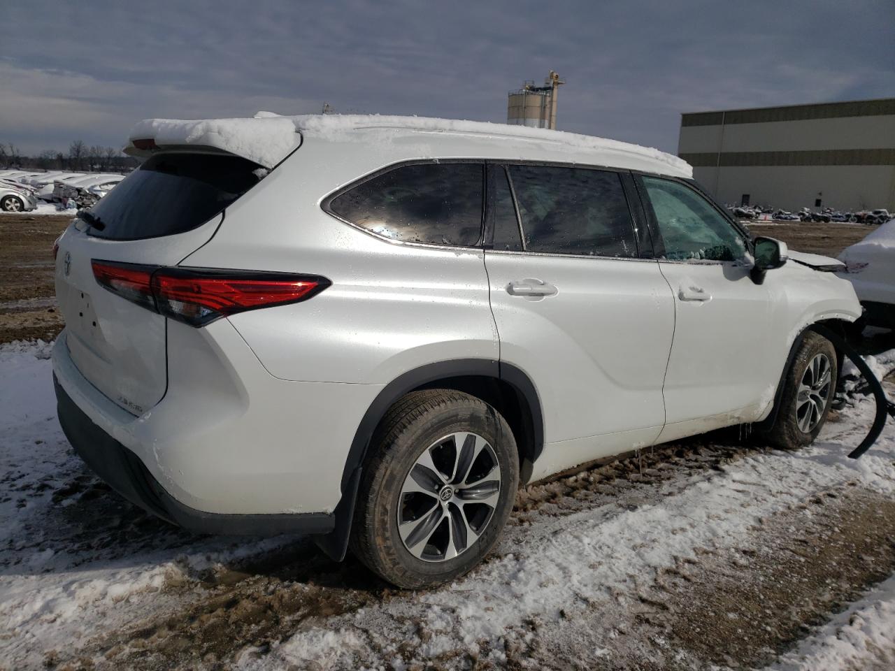 Image 3 of 2022 TOYOTA HIGHLANDER XLE 2022 with VIN 5TDGZRBH1NS201535