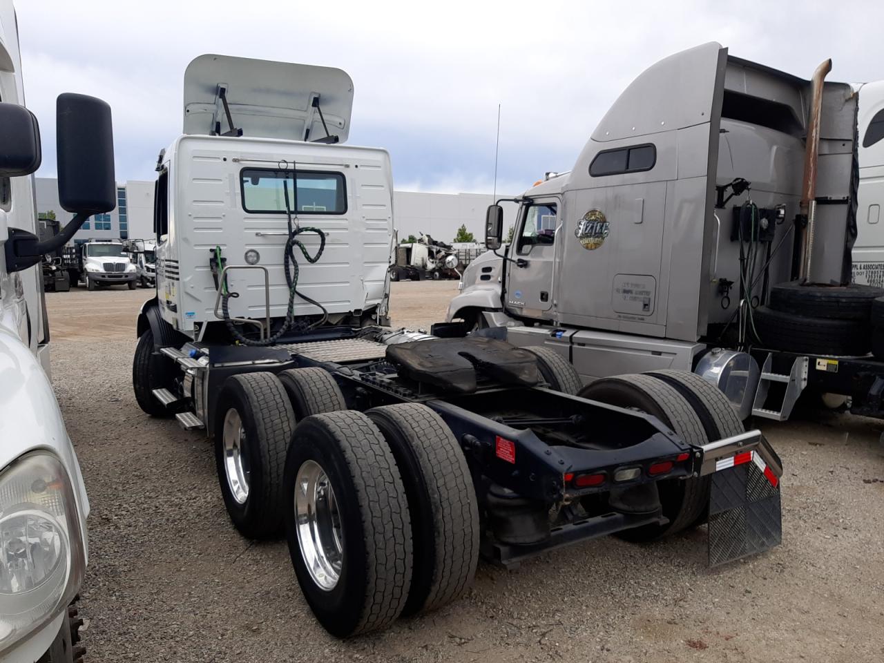 Изображение 3 2022 VOLVO VNR  2022 с VIN 4V4WC9DG3NN604671